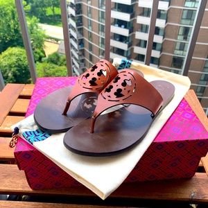 Tort Burch Zoey thong/ sandal 8.5 cognac cream